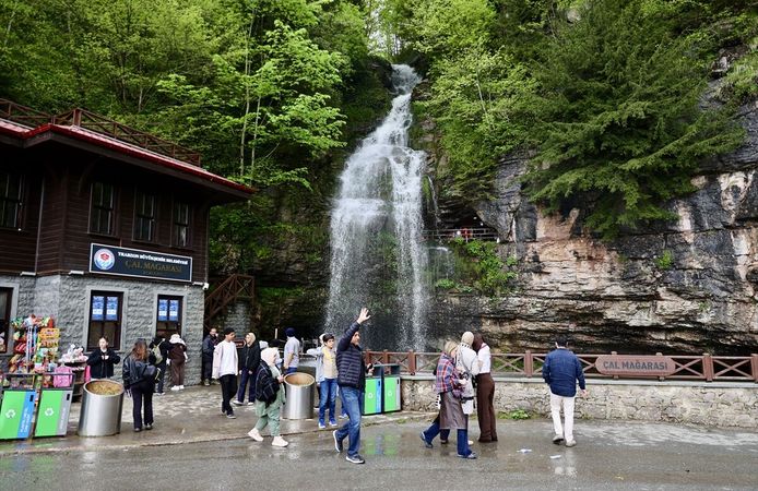 Trabzon'daki Çal Mağarası'nda bayram tatili yoğunluğu yaşanıyor