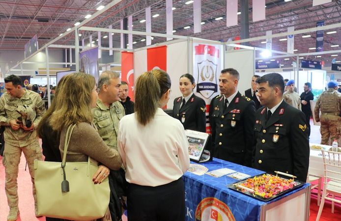 Van'da düzenlenen 'Doğu Anadolu Kariyer Fuarı' yaklaşık 45 bin ziyaretçi ağırladı