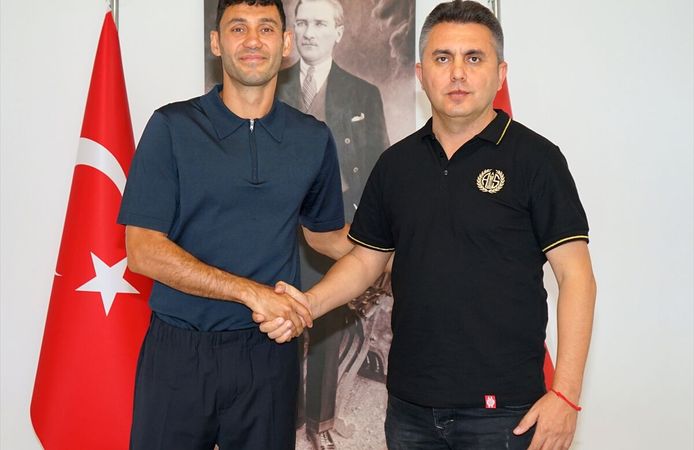 Antalyaspor, takım kaptanı Veysel Sarı'nın sözleşmesini 1 yıl uzattı
