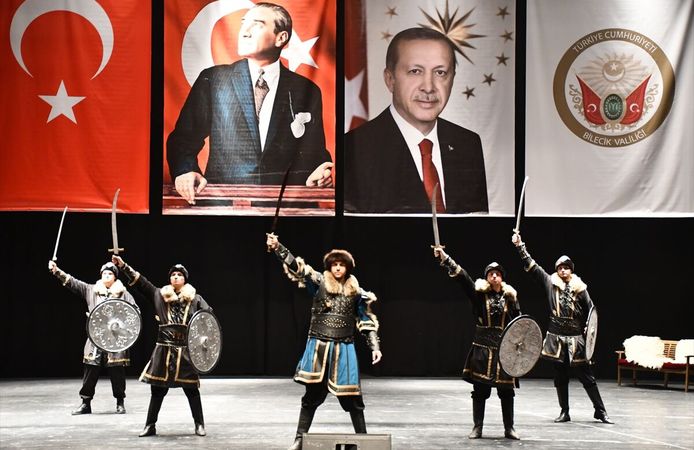 Bilecik'te Halk Eğitim Merkezi kursiyerlerinden 'Osmanlı Kıyafetleri' defilesi