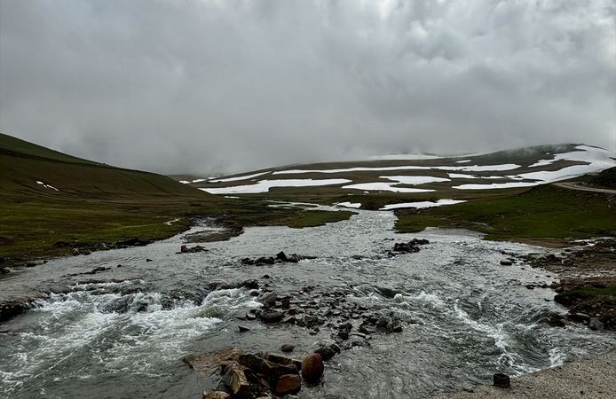 GÜMÜŞHANE - Camiboğazı Yaylası'nda bahar ve kış bir arada yaşanıyor