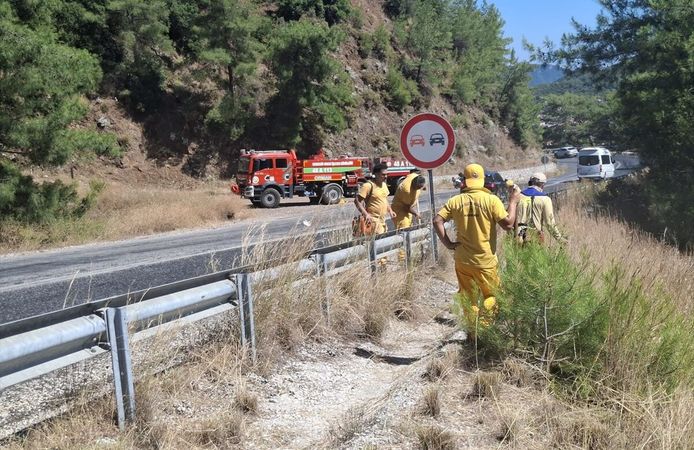 Marmaris'te orman yangınlarına karşı yol kenarlarında 'yanıcı madde' temizliği başlatıldı