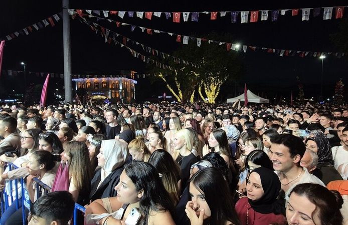 Parmos Bordo Basketbol takımı Bandırma'da şampiyonluğu kutladı
