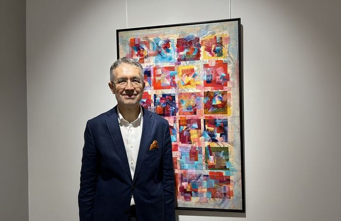 Ressam Cemal Toy'un 'Su, Kağıt, Boya' sergisi sanatseverlerle buluştu