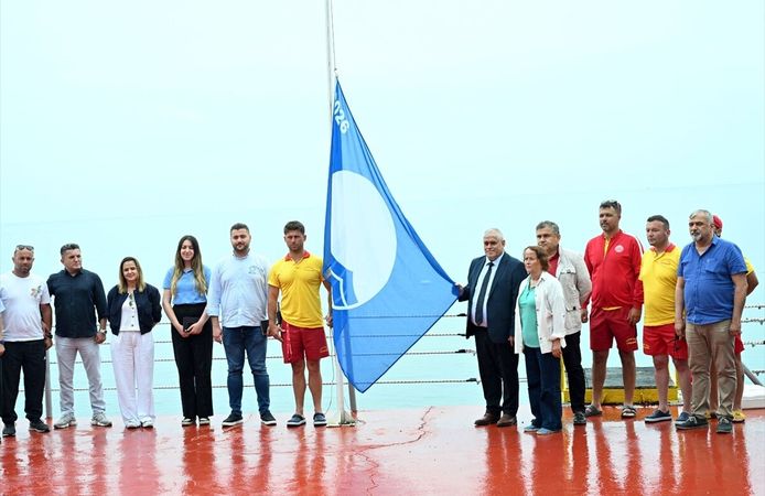 Zonguldak'taki iki plajda mavi bayrak dalgalanmaya başladı