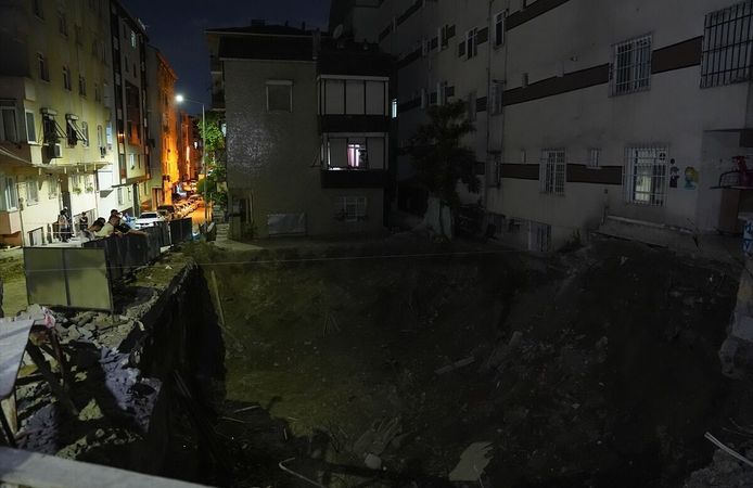 İstanbul'da inşaat çalışmasında zarar gören bina tedbir amacıyla boşaltıldı