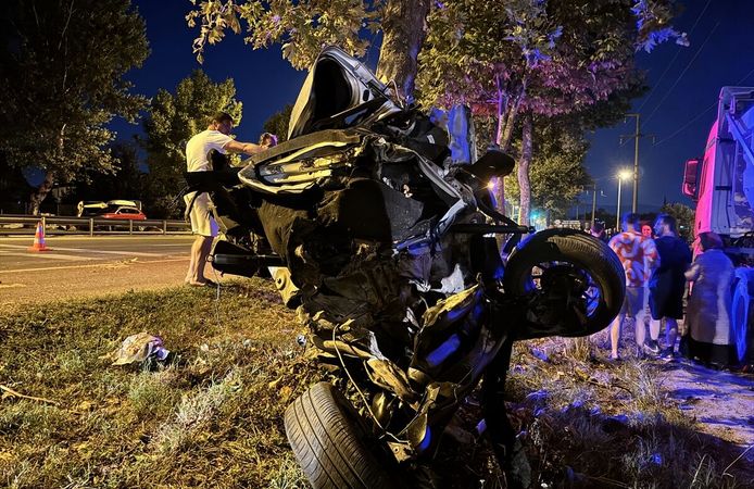Sakarya'da ağaca çarpan otomobil ikiye ayrıldı