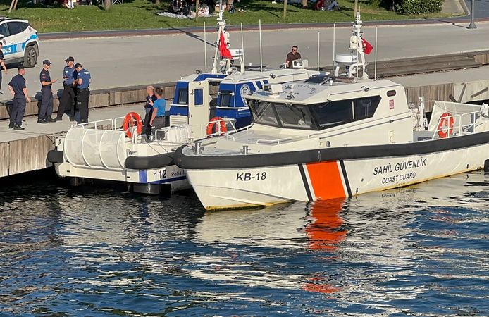 Unkapanı Köprüsü'ne temas eden tekneden düşen görevlinin cesedine ulaşıldı