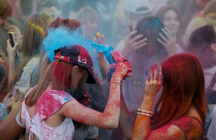 Rusya'da kutlanan Holi Festivali renkli görüntülere sahne oldu