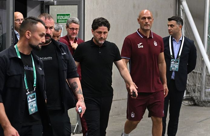 Trabzonspor'daki görevinden istifa ettiğini açıklayan Fatih Tekke, takım otobüsüyle stattan ayrıldı