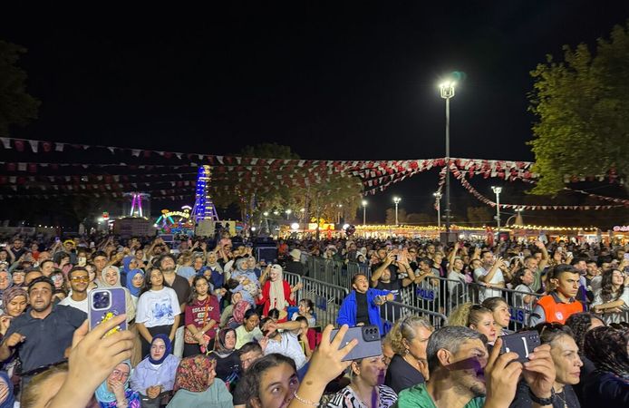 Yeni Türkü, Kahramanmaraş'taki uluslararası fuarda sahne aldı