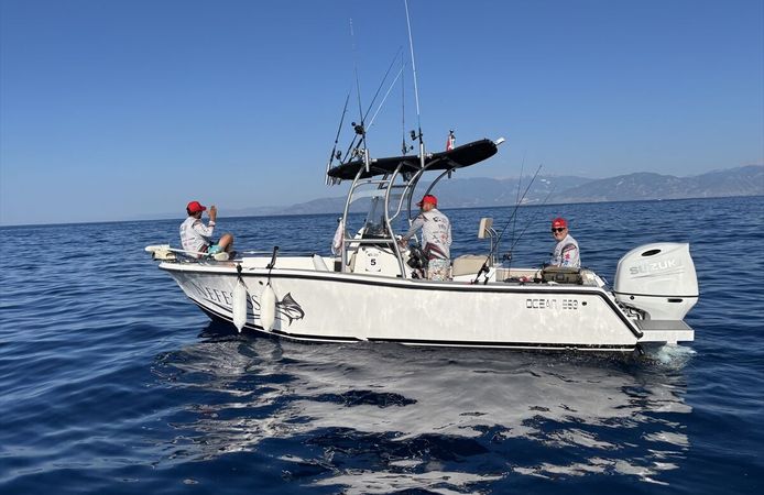 Antalya'da balıkçılar en büyük balığı tutmak için yarışıyor