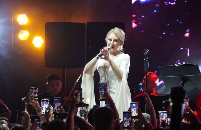 Muazzez Ersoy Manavgat'ta konser verdi