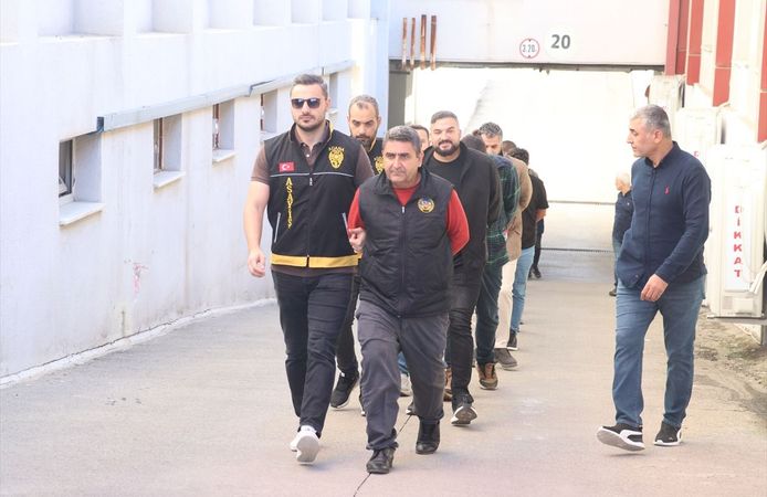 Adana merkezli 'kurgu trafik kazası' soruşturmasında gözaltına alınan 87 şüpheli adliyede