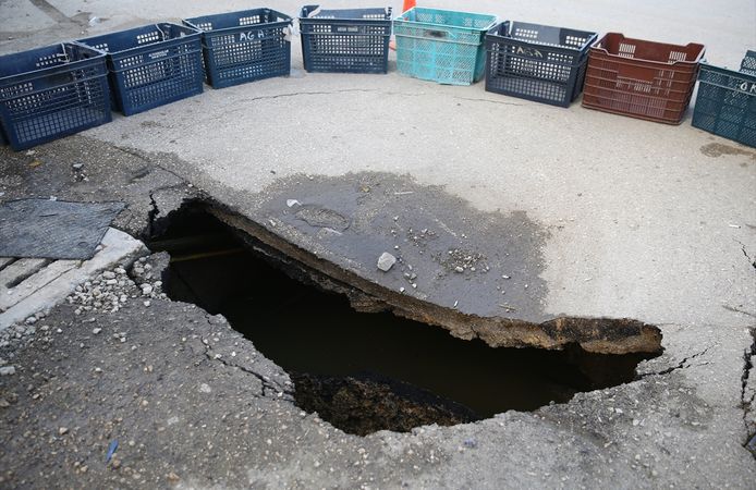 Adana'da çöken yolda ekipler çalışma başlattı