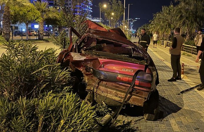 Alanya'da iki otomobilin çarpıştığı kazada 2 kişi yaralandı