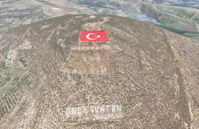 Amanos Dağları'na çizilen Türk bayrağı boyandı