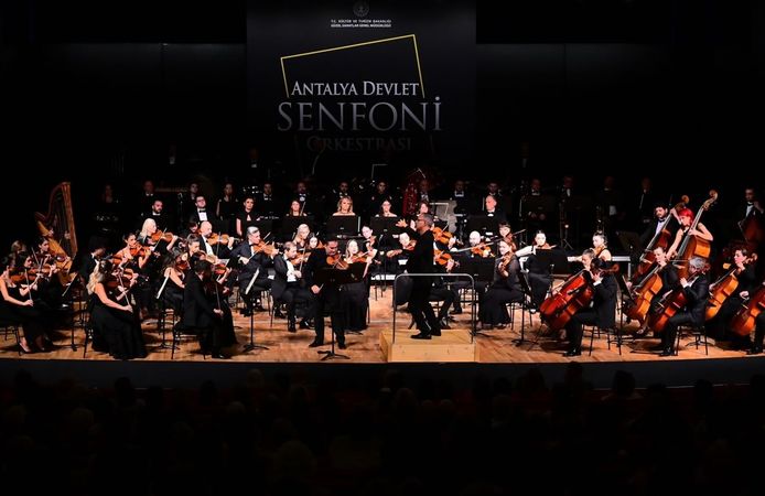 Antalya'da İlyas Mirzayev'in 2. Keman Konçertosu'nun dünya prömiyeri yapıldı