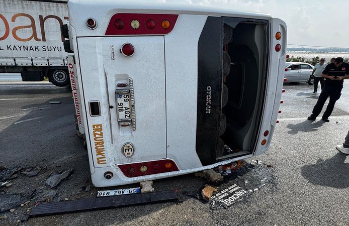 Antalya'da midibüsün devrilmesi sonucu ilk belirlemelere göre 5 kişi yaralandı
