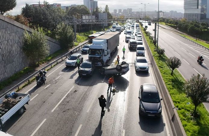 Bağcılar'daki TEM Otoyolu'nda 5 aracın karıştığı zincirleme trafik kazası meydana geldi