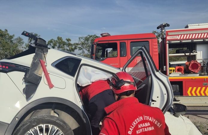 Balıkesir'de otomobilin bariyerlere çarptığı kazada 2 kişi yaralandı