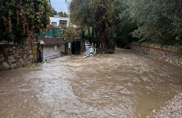 Bodrum'da yağış nedeniyle evinde mahsur kalan hamile kadın kurtarıldı