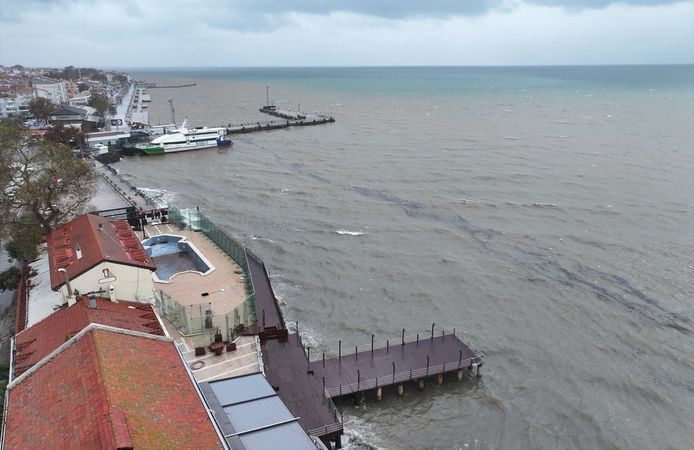 Bursa'da sağanak su baskınlarına neden oldu