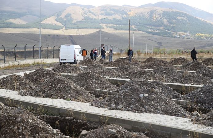 Erzurum'da mezar kazısı sırasında patlamamış top mermisi bulundu