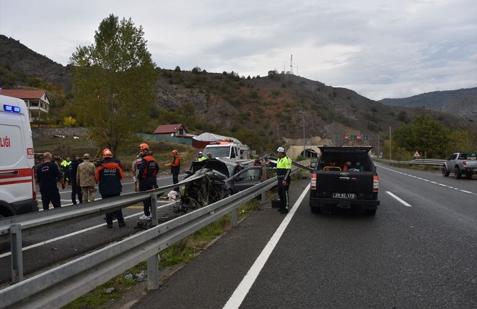 Gümüşhane'de bariyere çarpan otomobildeki 1 kişi öldü, 4 kişi yaralandı
