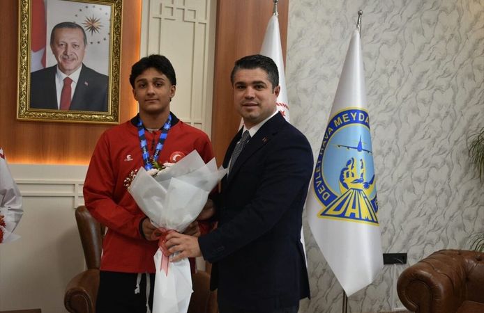 Hırvatistan'dan madalyayla dönen güreşçiler, Erzurum'da çiçeklerle karşılandı