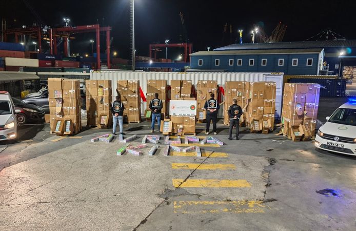İstanbul'da iki operasyonda 142 binden fazla elektronik sigara ele geçirildi