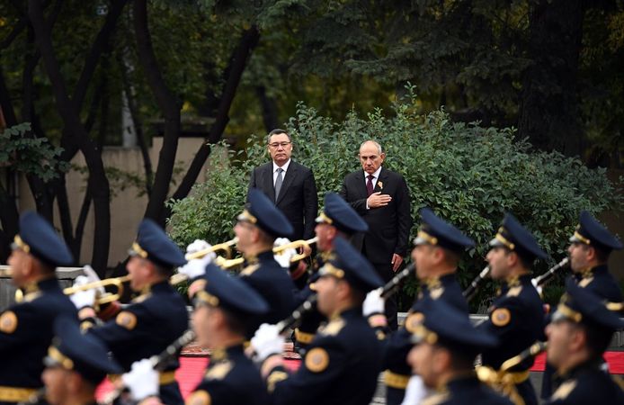 Kırgızistan Cumhurbaşkanı Caparov, Erivan'da Ermenistan Başbakanı Paşinyan ile görüştü