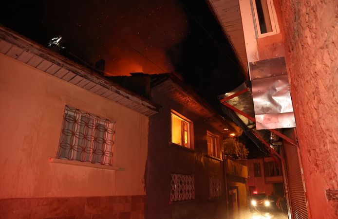 Manisa'da evde çıkan yangın söndürüldü
