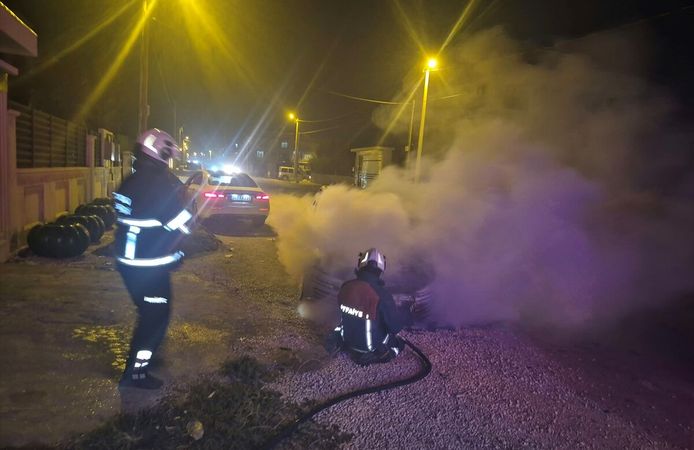Mardin'de park halindeki otomobilde çıkan yangın söndürüldü