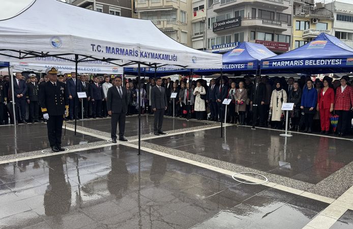 Marmaris'te 29 Ekim Cumhuriyet Bayramı Çelenk Sunma Töreni sağanak altında yapıldı