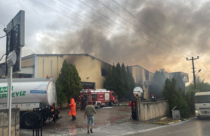 Mersin'de tütün işleme tesisinde yangın çıktı