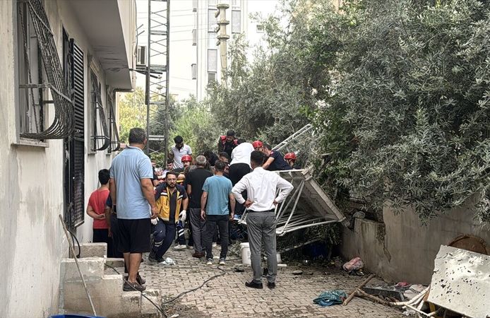 Osmaniye'de binada boya yapan 2 işçi iskelenin çökmesi sonucu yaralandı