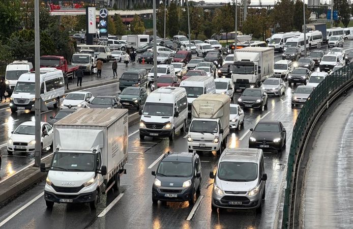 Pendik'te sağanak su baskınlarına neden oldu
