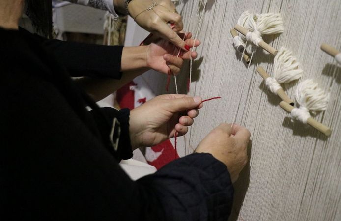 Türk bayrağı desenli halıya 5 binden fazla kişi ilmek attı