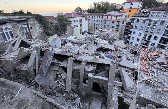 Zonguldak'ta çöken binanın çevresindeki 7 bina tedbiren boşaltıldı