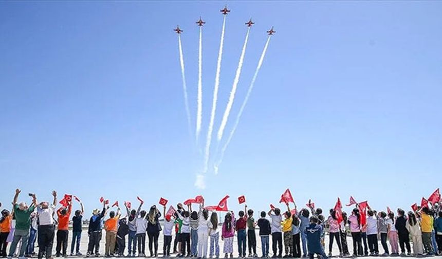 Türk Yıldızları''nın kahraman pilotları, çocuklara 23 Nisan coşkusu yaşattı