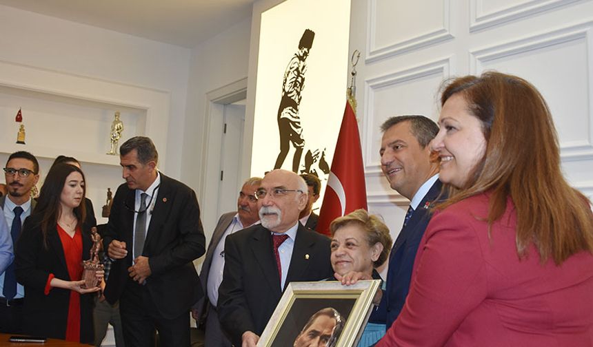 CHP Genel Başkanı Özel, Afyonkarahisar Belediyesi ziyaretinde konuştu: