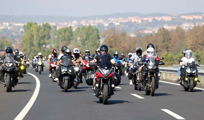 Düzce'de güvenli sürüşe dikkati çeken motosikletliler konvoy oluşturup Korugöl'ü gezdi