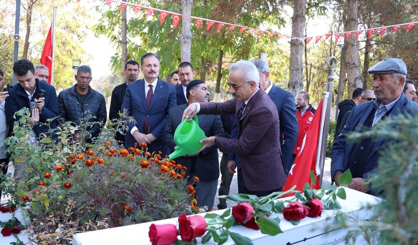 Ulaştırma ve Altyapı Bakanı Uraloğlu, şehit Ömer Halisdemir'in kabrini ziyaret etti