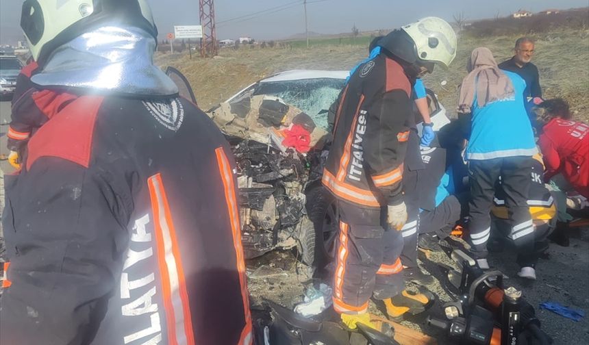 Malatya'da otomobilin tıra çarpması sonucu 3 kişi öldü
