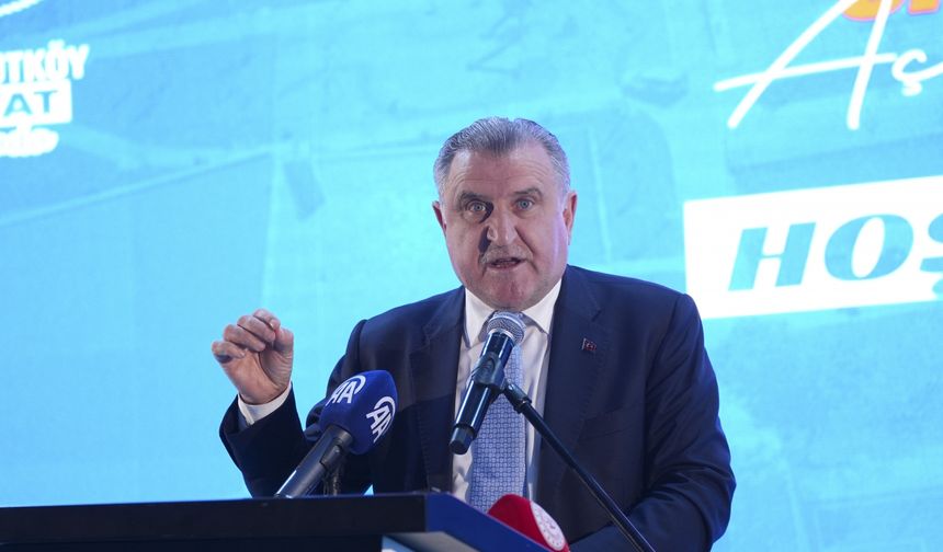 Bakan Bak, Arnavutköy'deki kapalı yüzme havuzlarının açılışına katıldı