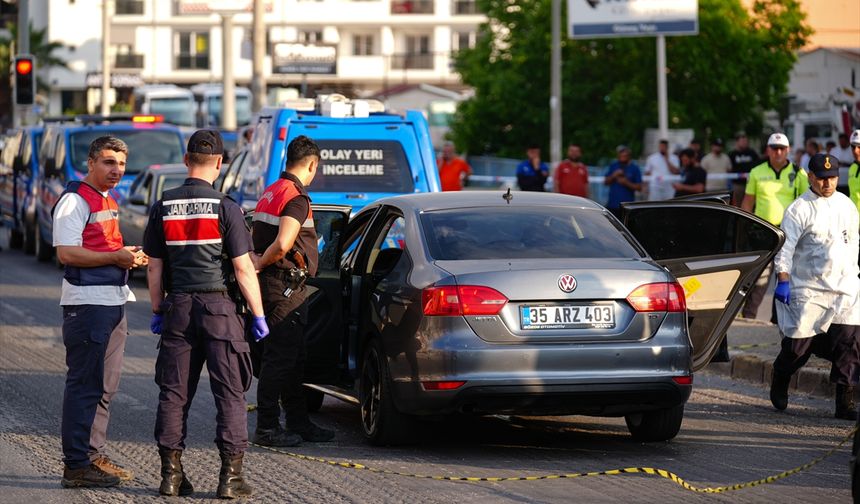 İzmir'de seyir halindeki otomobile silahlı saldırıda 3 kişi öldü, 3 kişi yaralandı