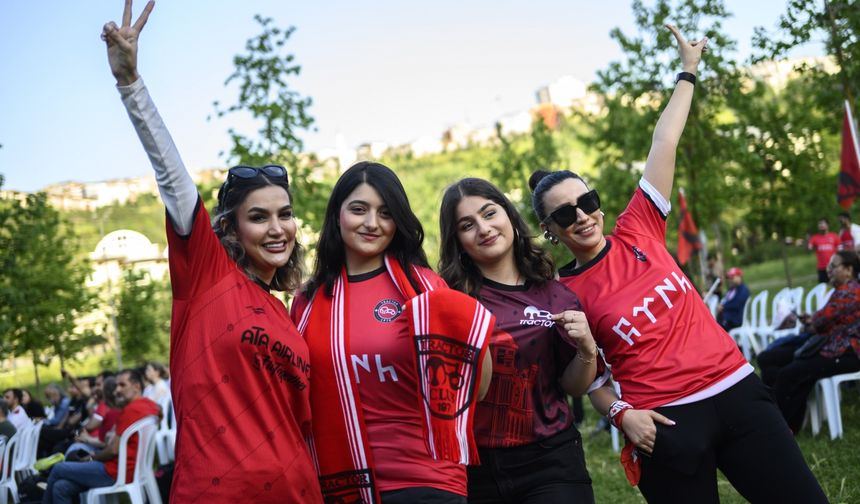 Traktör taraftarları, şampiyonluğu İstanbul'da kutladı