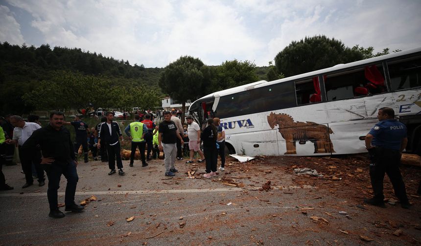 Çanakkale'de yolcu otobüsü, kamyon ve otomobil çarpıştı, 8 kişi öldü, 20 kişi yaralandı