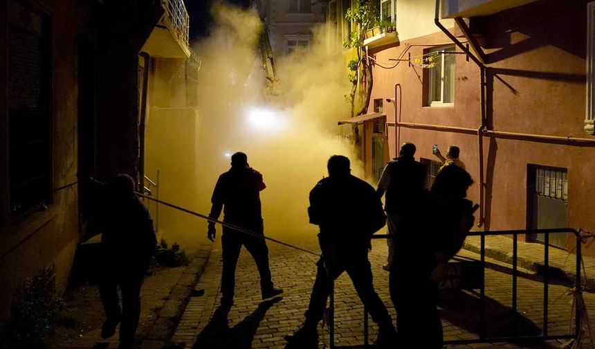 Fatih'te çöken iki katlı metruk binada arama çalışmaları tamamlandı